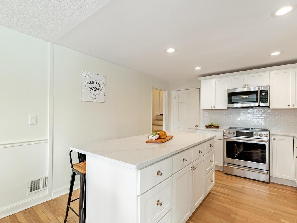 22 Thomas Road Lynnfield, MA 01940 - Photo 10 of 31 Gallery Image 10