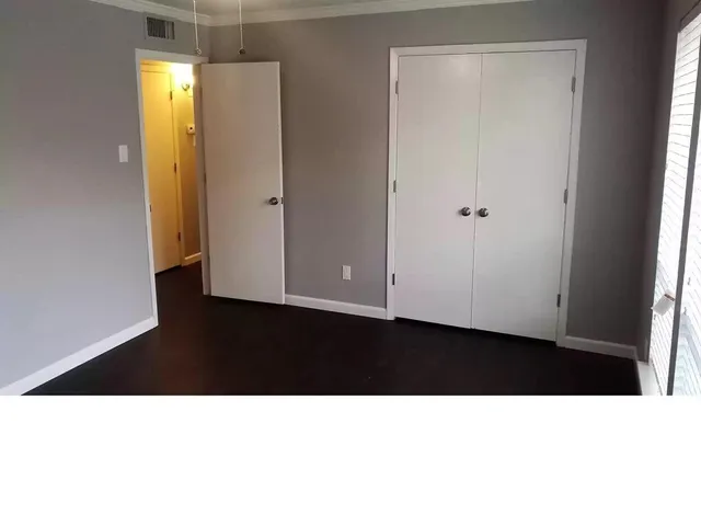 a black and white photo of a bathroom