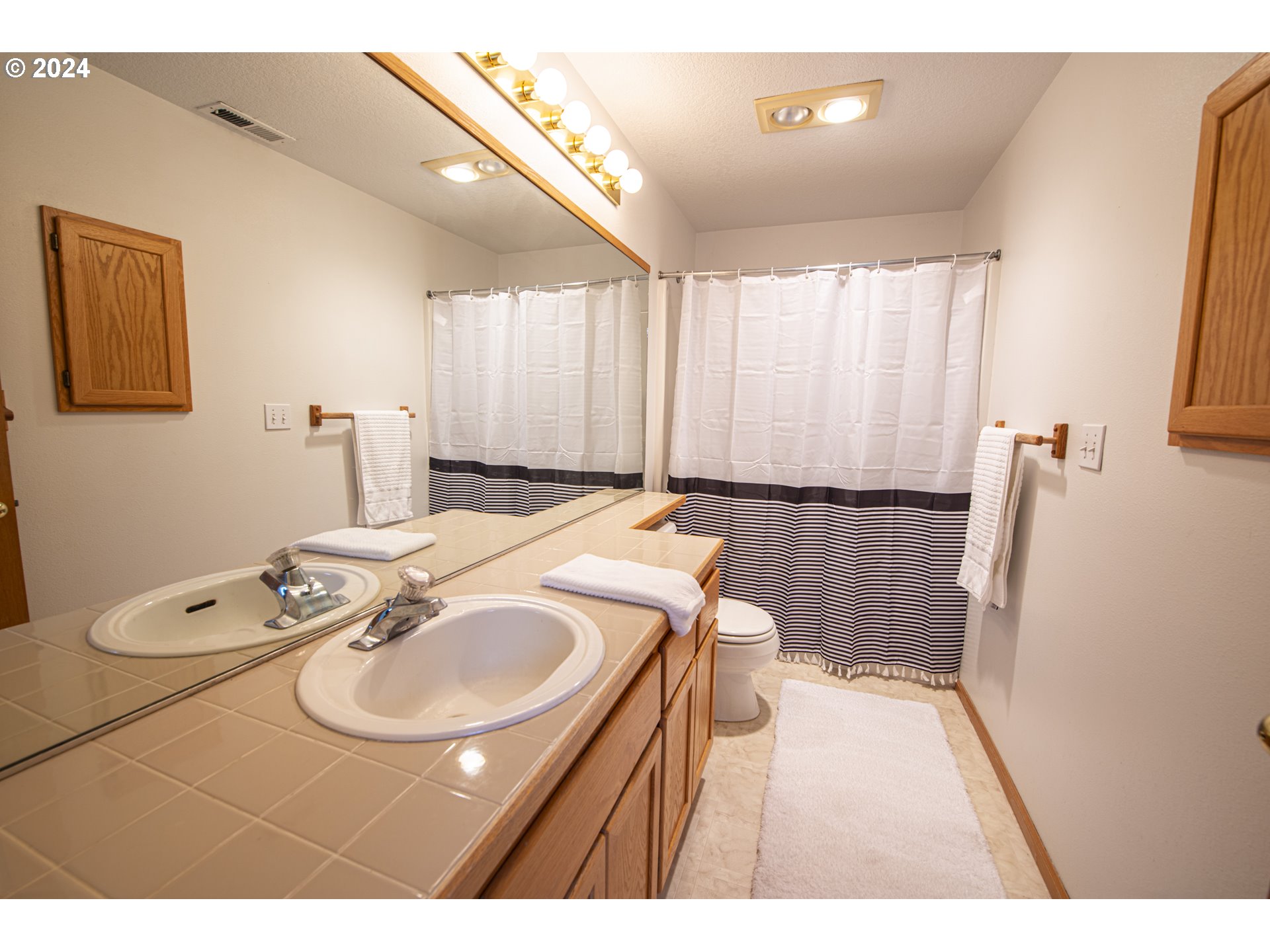 528 Granite Place Springfield, OR 97477 - Photo 29 of 38 a bathroom with a sink a bath tub and a mirror
