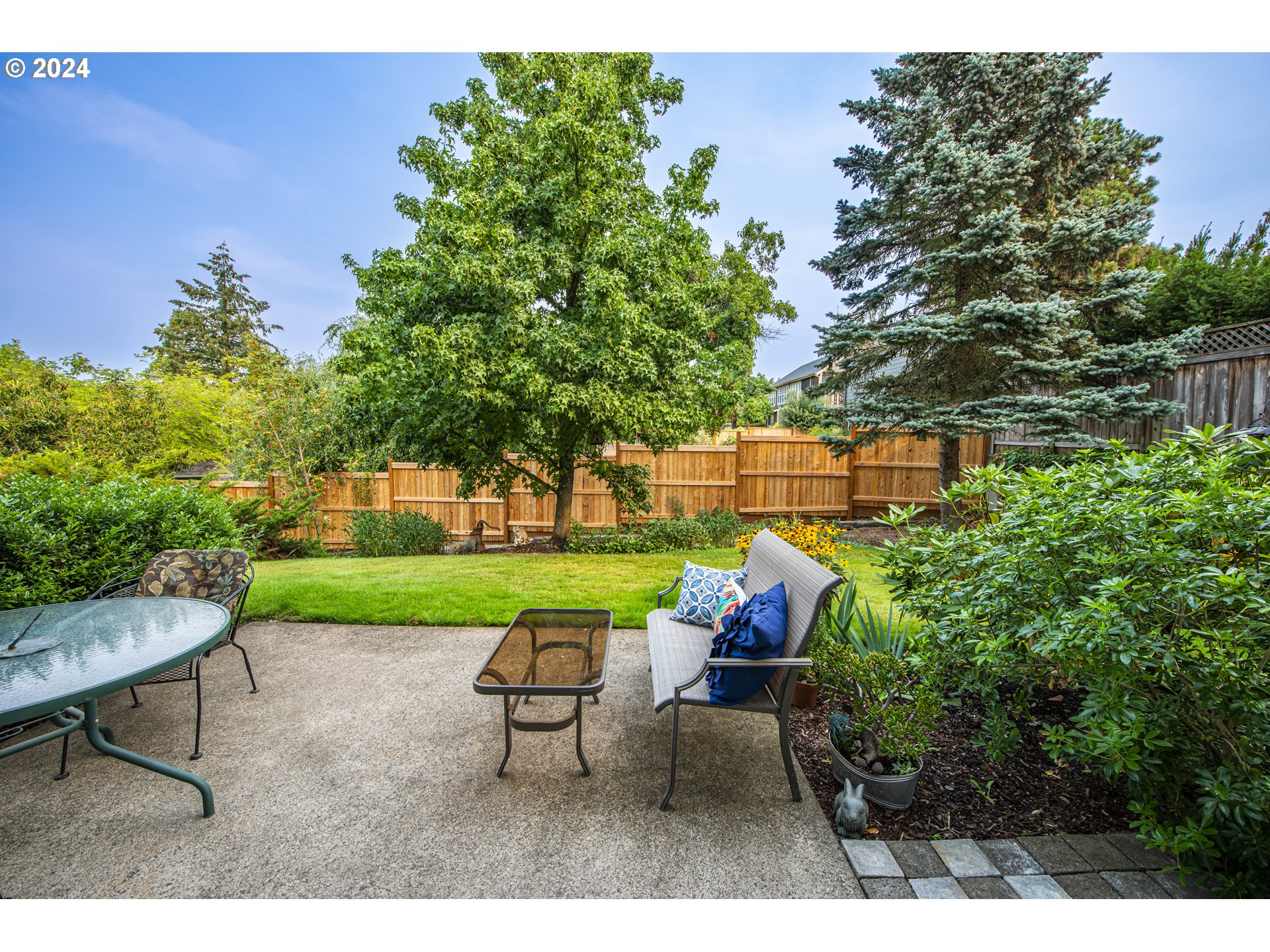 528 Granite Place Springfield, OR 97477 - Photo 34 of 38 a view of a sitting area with furniture and garden