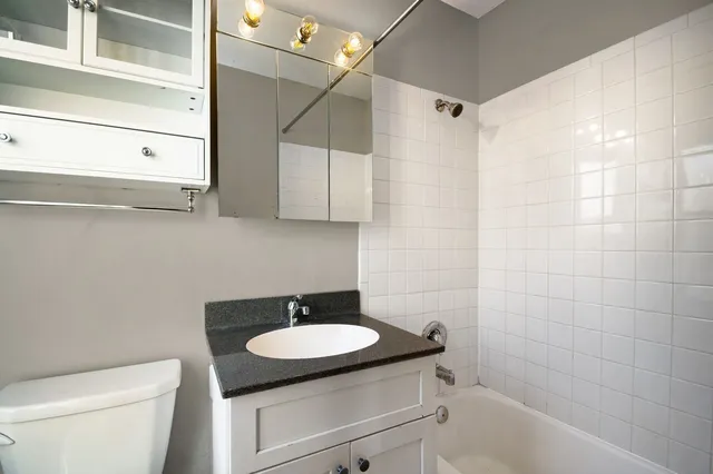 $1,850 | 3410 North Lake Shore Drive, Unit 11G, Chicago, IL 60657