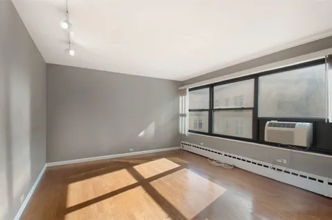 $1,850 | 3410 North Lake Shore Drive, Unit 11G, Chicago, IL 60657