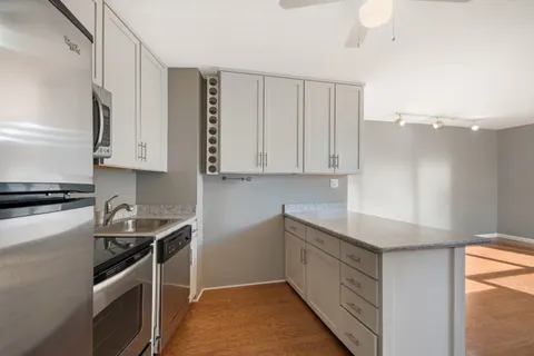 $1,850 | 3410 North Lake Shore Drive, Unit 11G, Chicago, IL 60657