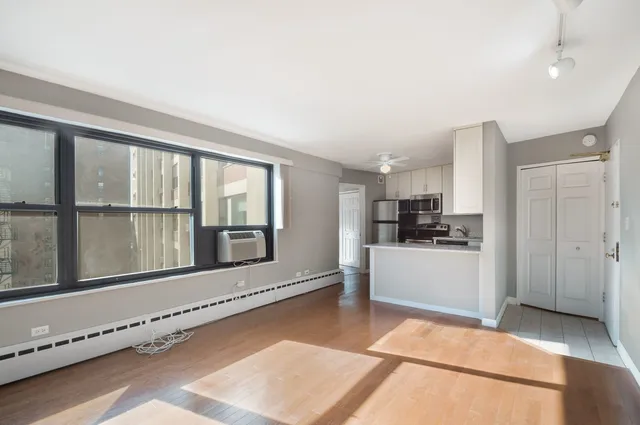 $1,850 | 3410 North Lake Shore Drive, Unit 11G, Chicago, IL 60657