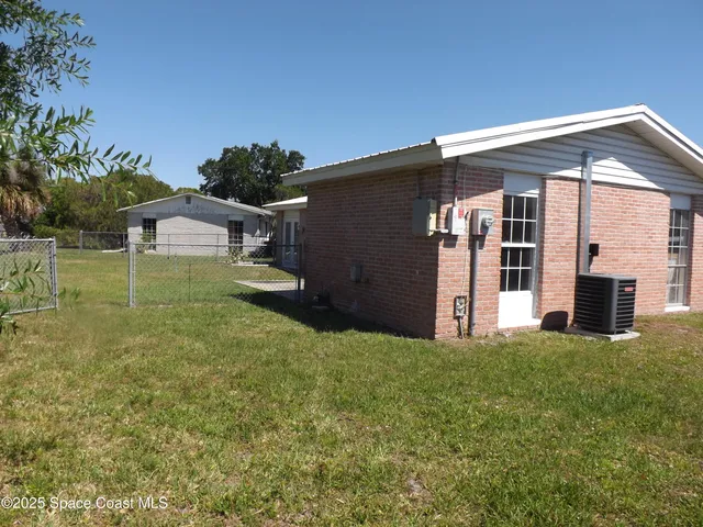 a view of a house with backyard and porch