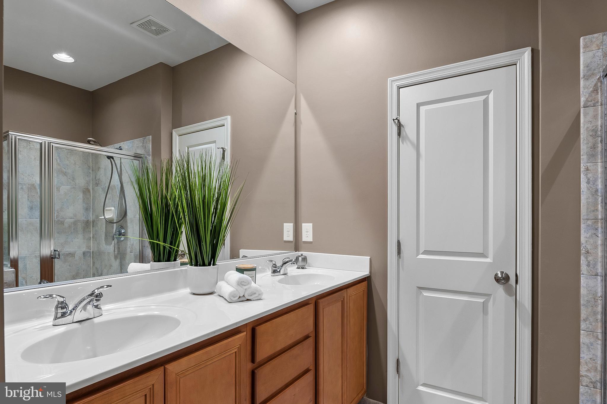 9847 Garden Ranges Laurel, MD 20723 - Photo 20 of 46 Primary Bathroom