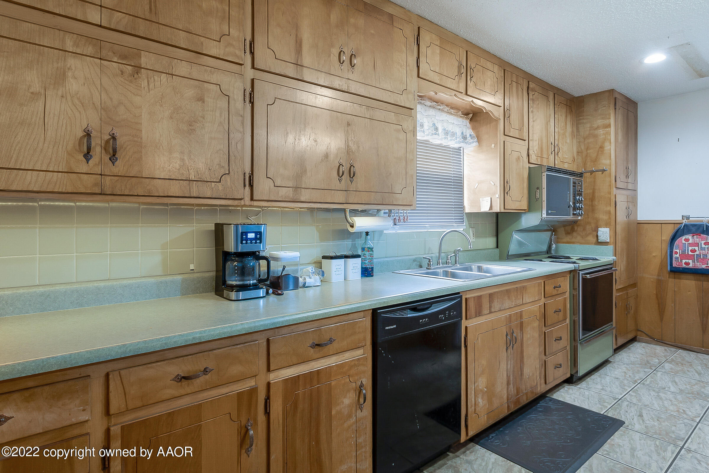 2708 John Drive Amarillo, TX 79110 - Photo 10 of 29 009_Kitchen