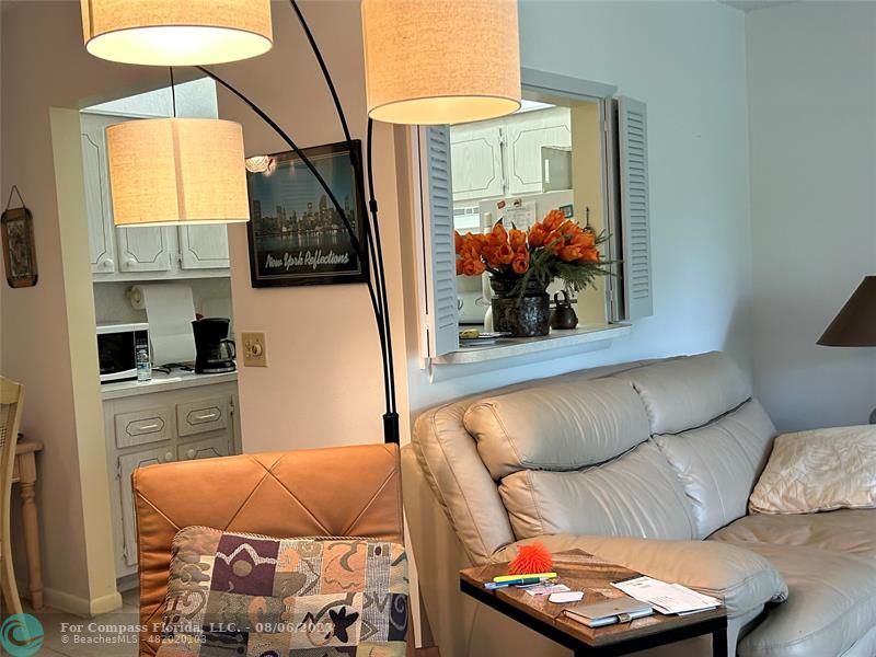 30 Tilford B, Unit 30 Deerfield Beach, FL 33442 - Photo 21 of 23 a living room with a couch and a potted plant