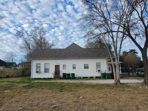 a view of house with a garden