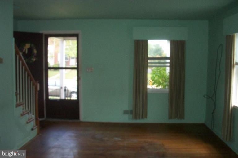 8300 Kendale Road Parkville, MD 21234 - Photo 6 of 8 Living Room