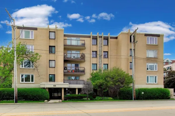 $299,700 | 900 South River Road, Unit 4B, Des Plaines, IL 60016