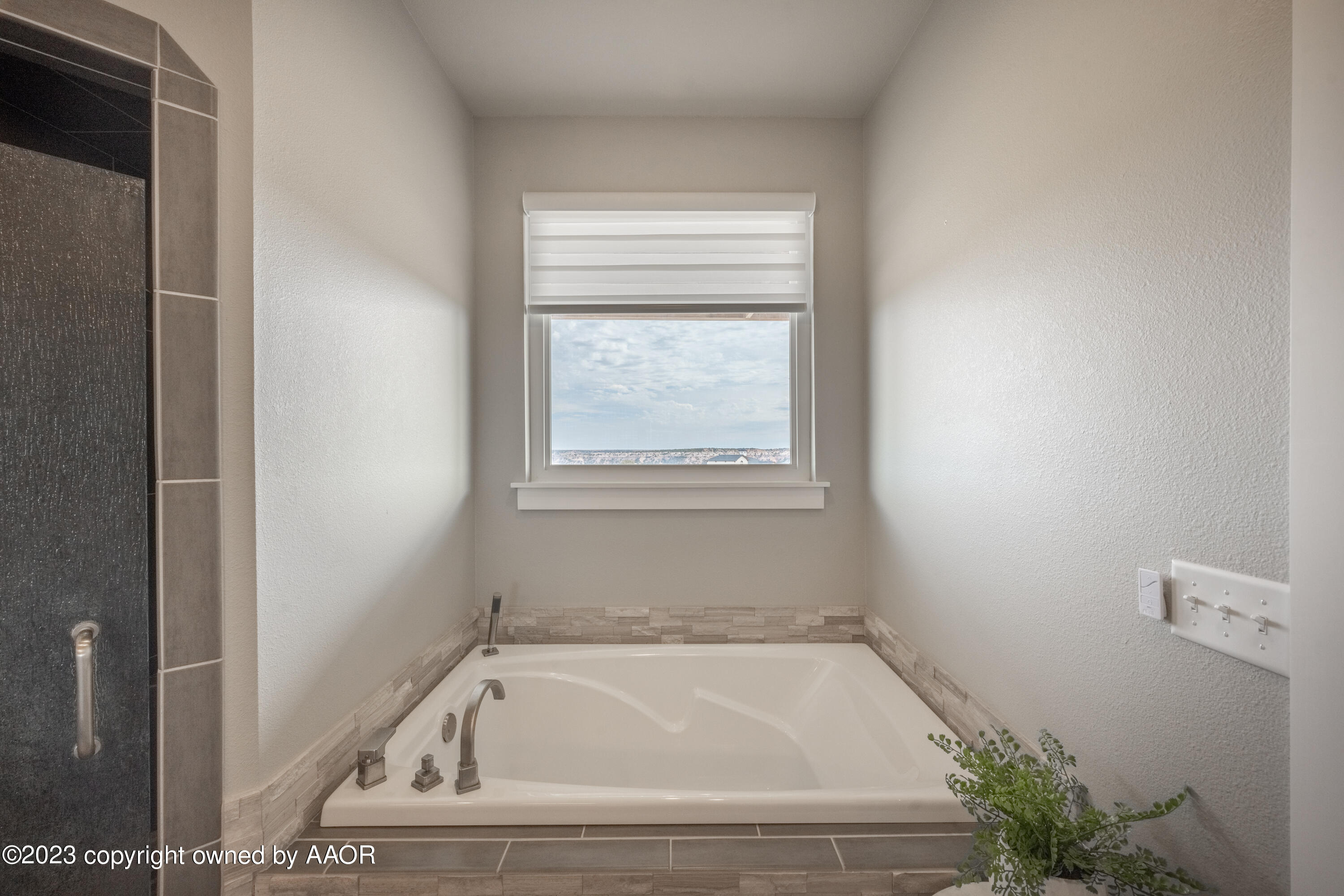 15300 Canyon Pass Road Amarillo, TX 79118 - Photo 22 of 51 a bathroom with bathtub and window