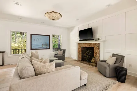 $2,995,000 | 32 Deep 6 Drive, East Hampton, NY 11937