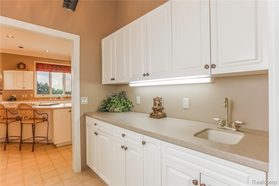 4815 Sheldon Road Rochester, MI 48306 - Photo 22 of 83 035-Butler_s_Pantry-3129672-medium.jpg