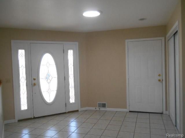1353 North Maple Leaf Road Lapeer, MI 48446 - Photo 4 of 44 Foyer.jpg