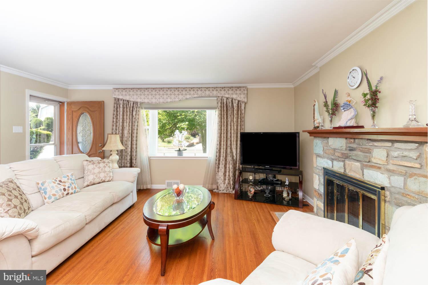 203 West County Line Road Hatboro, PA 19040 - Photo 7 of 29 Great HW floors