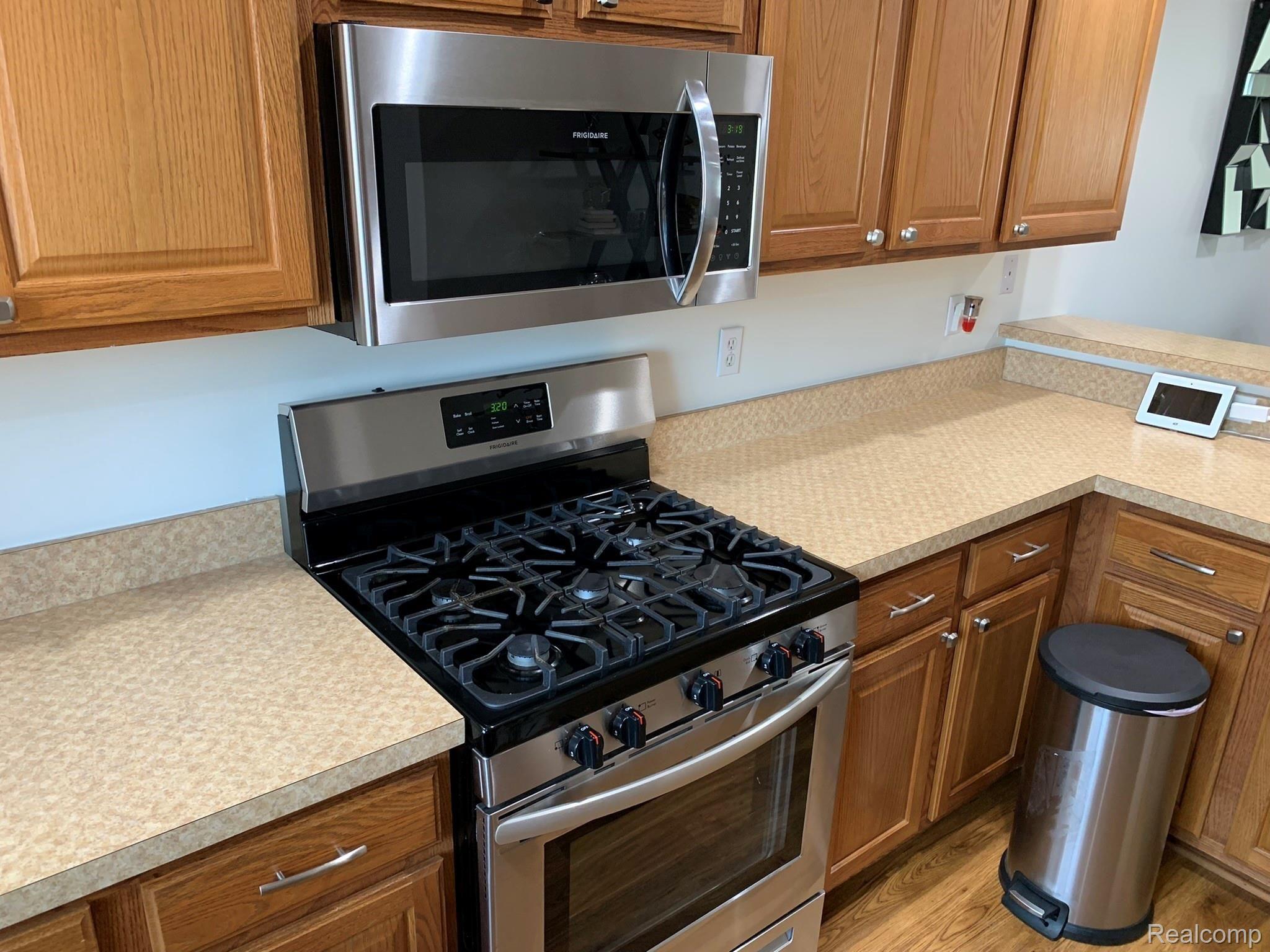 16826 Farmington Road Livonia, MI 48154 - Photo 10 of 36 Gas Oven