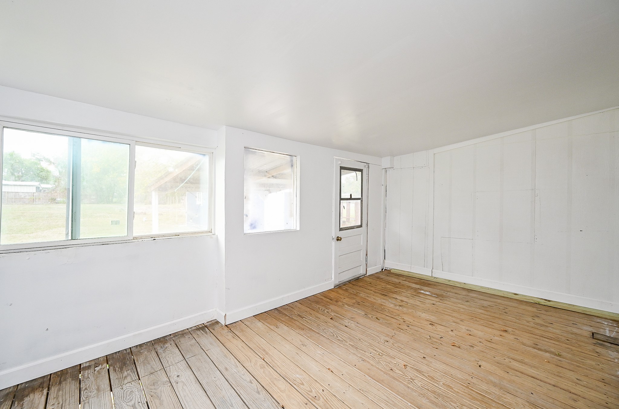 2806 Du Pont Street Pasadena, TX 77503 - Photo 13 of 20 an empty room with wooden floor and windows