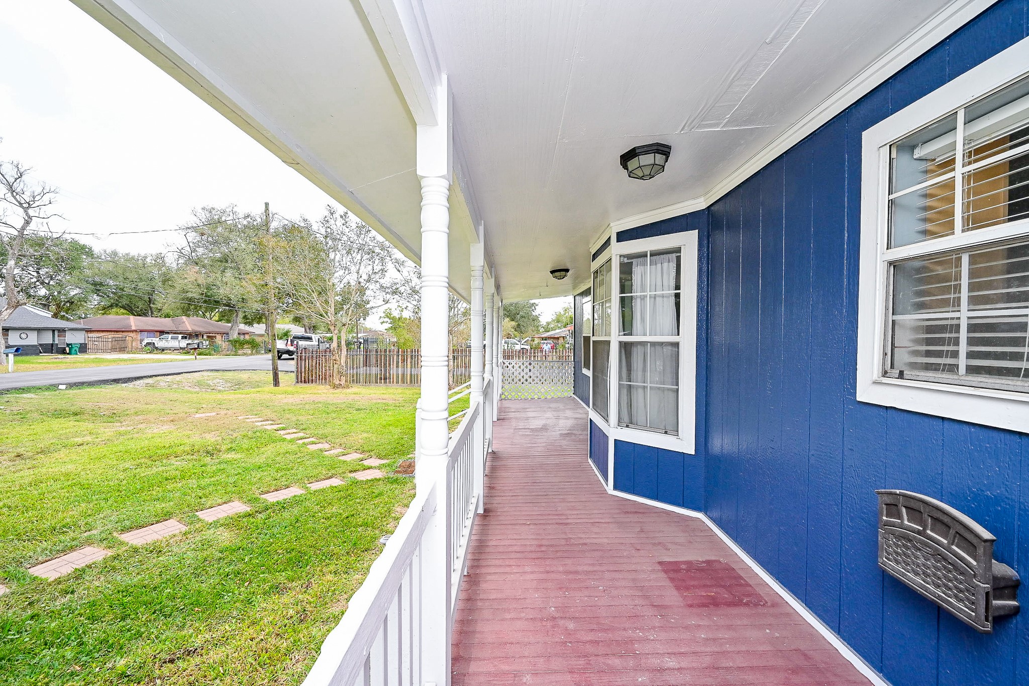 2806 Du Pont Street Pasadena, TX 77503 - Photo 2 of 20 a view of an ocean from a balcony