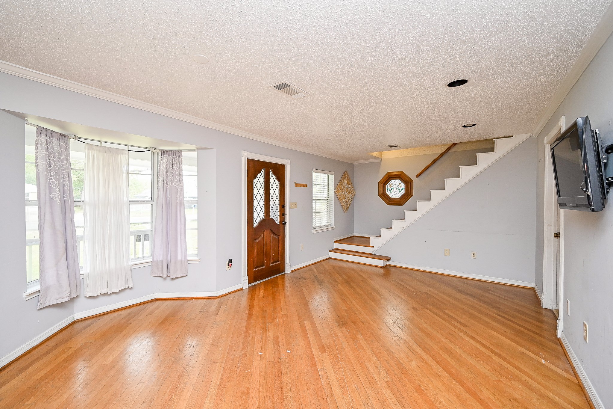 2806 Du Pont Street Pasadena, TX 77503 - Photo 6 of 20 a view of an empty room with a window and wooden floor