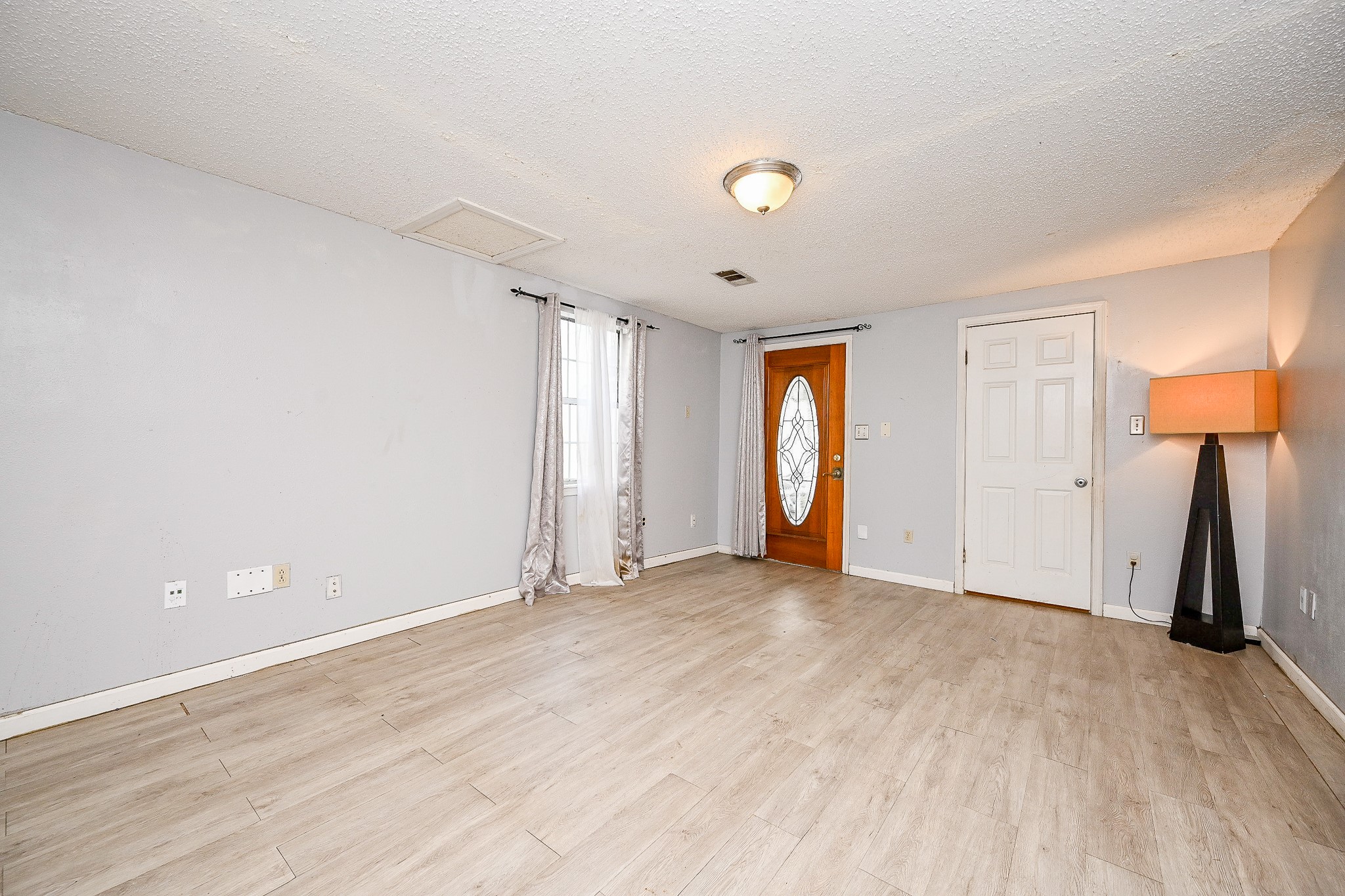 2806 Du Pont Street Pasadena, TX 77503 - Photo 9 of 20 an empty room with closet and a window
