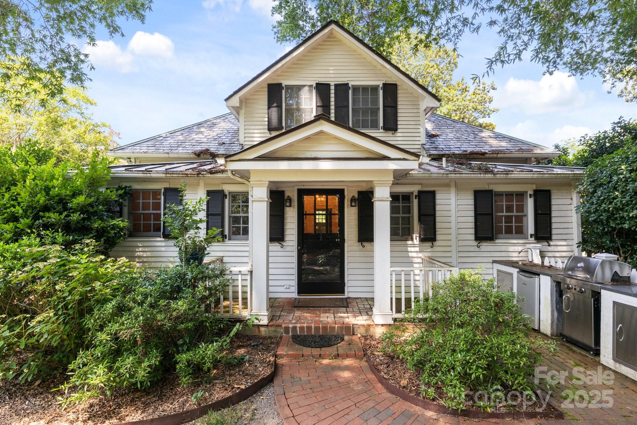 560 Concord Road Davidson, NC 28036 - Photo 2 of 34 a front view of a house with garden
