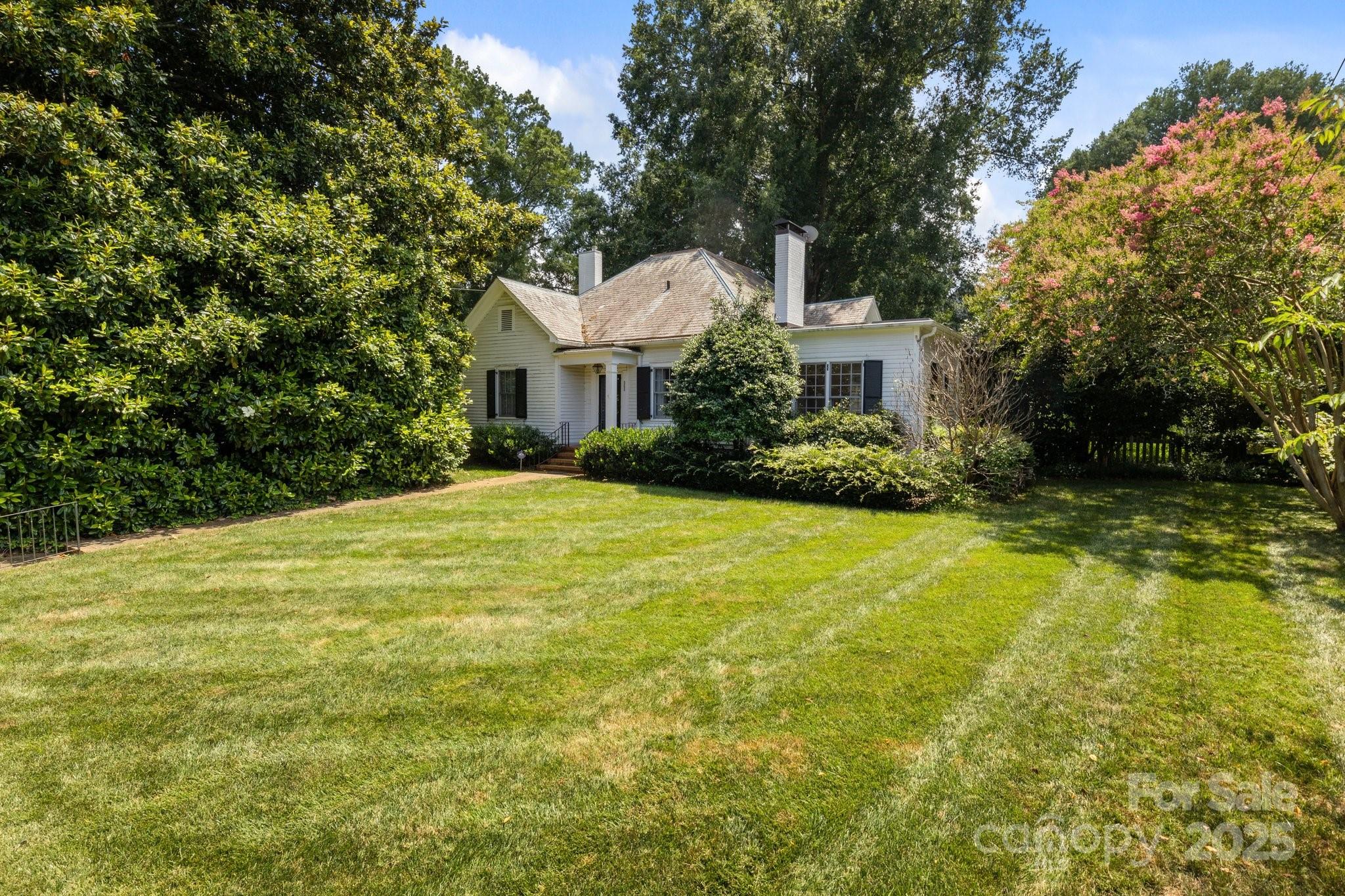 560 Concord Road Davidson, NC 28036 - Photo 5 of 34 a front view of a house with yard and green space