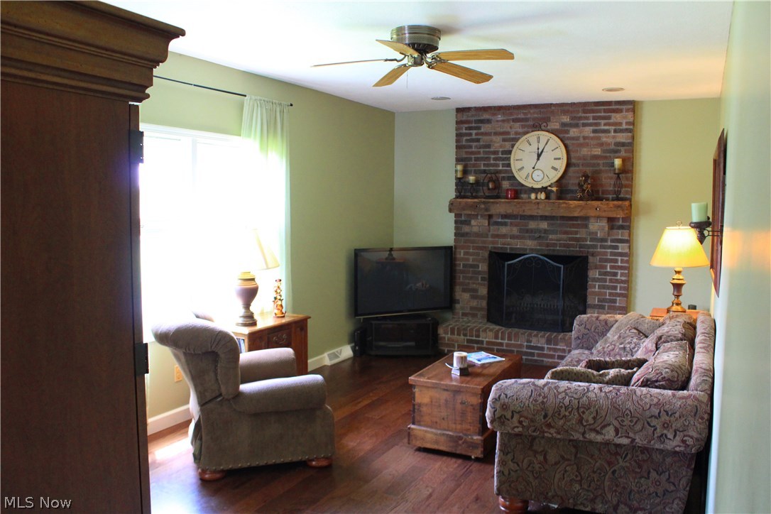 7897 Tower Road Seville, OH 44273 - Photo 15 of 24 Family room features 9' ceiling and woodburning fireplace