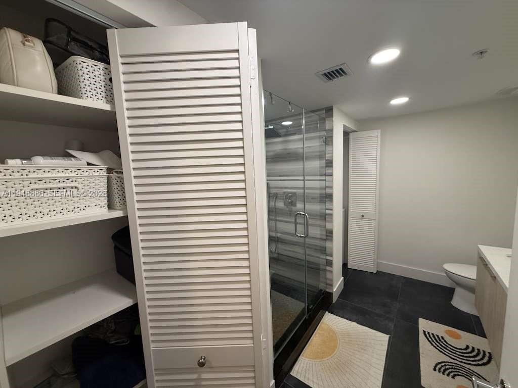 41 Southeast 5th Street, Unit 912 Miami, FL 33131 - Photo 17 of 23 a view of hallway with a large window and a rug