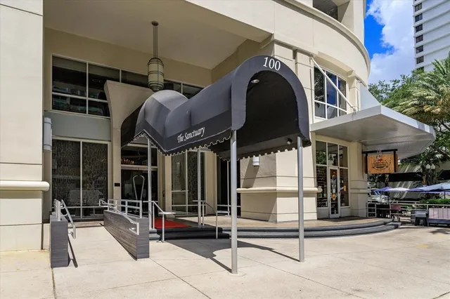 a view of entryway and hall