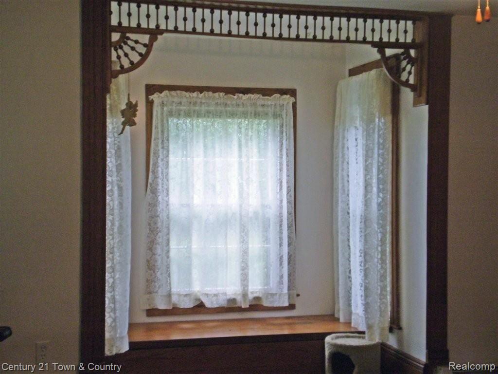 7531 Clintonville Road Clarkston, MI 48348 - Photo 8 of 15 8. LIVING ROOM WINDOW SEAT.JPG