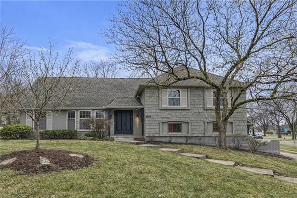 $700,000 | 4509 West 93rd Street, Prairie Village, KS 66207