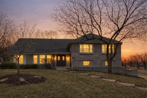 $700,000 | 4509 West 93rd Street, Prairie Village, KS 66207