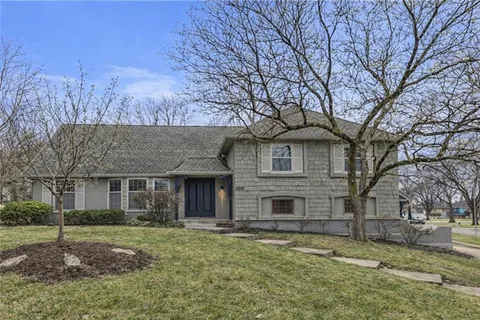 $700,000 | 4509 West 93rd Street, Prairie Village, KS 66207