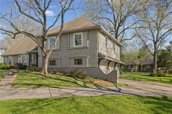 $700,000 | 4509 West 93rd Street, Prairie Village, KS 66207
