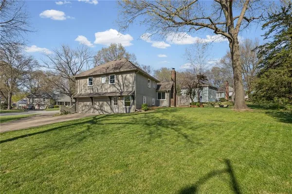 $700,000 | 4509 West 93rd Street, Prairie Village, KS 66207