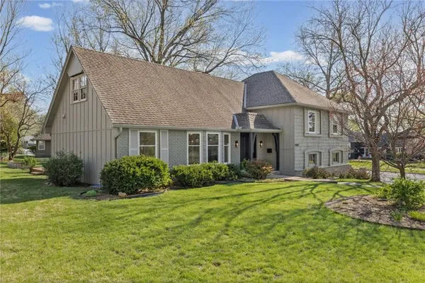 $700,000 | 4509 West 93rd Street, Prairie Village, KS 66207