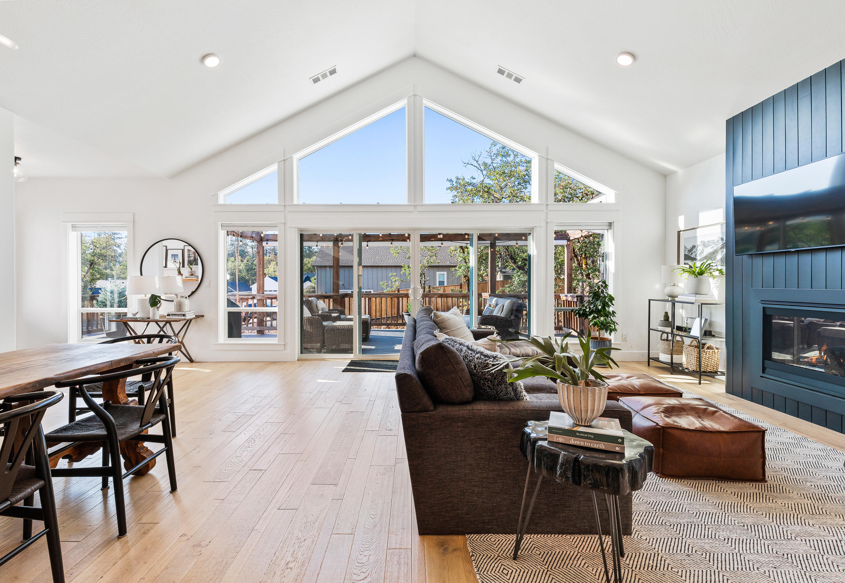 585 South Loop Road Jacksonville, OR 97530 - Photo 23 of 35 Great Room w/ Big Gable Windows