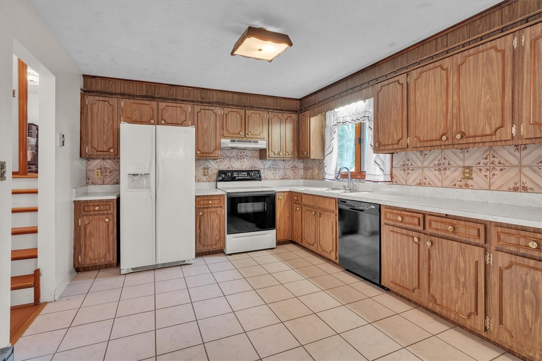 12 Waterman Street Killingly, CT 06239 - Photo 9 of 44