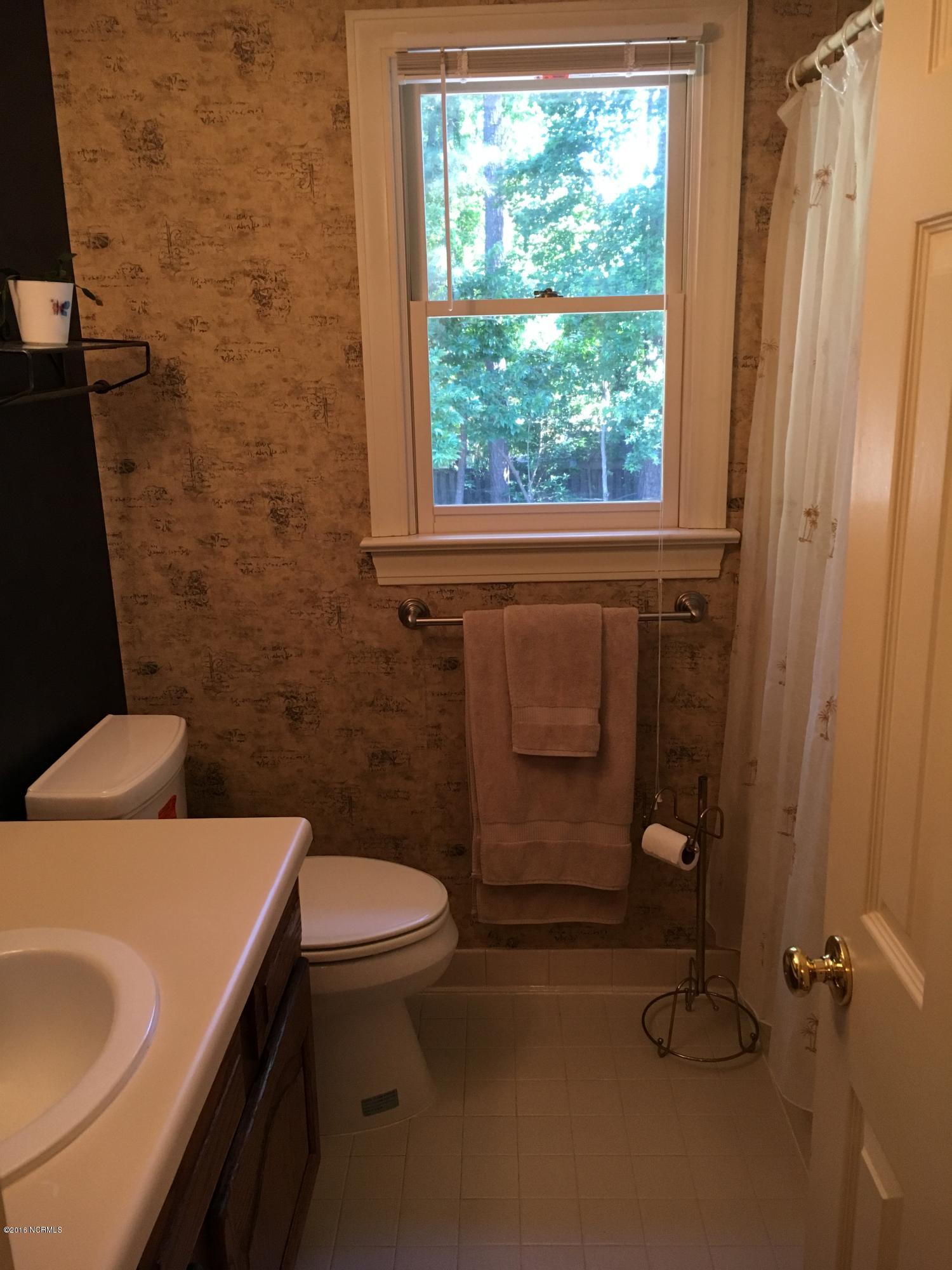 504 Cedarhurst Road Greenville, NC 27834 - Photo 21 of 30 21Hall Bath1