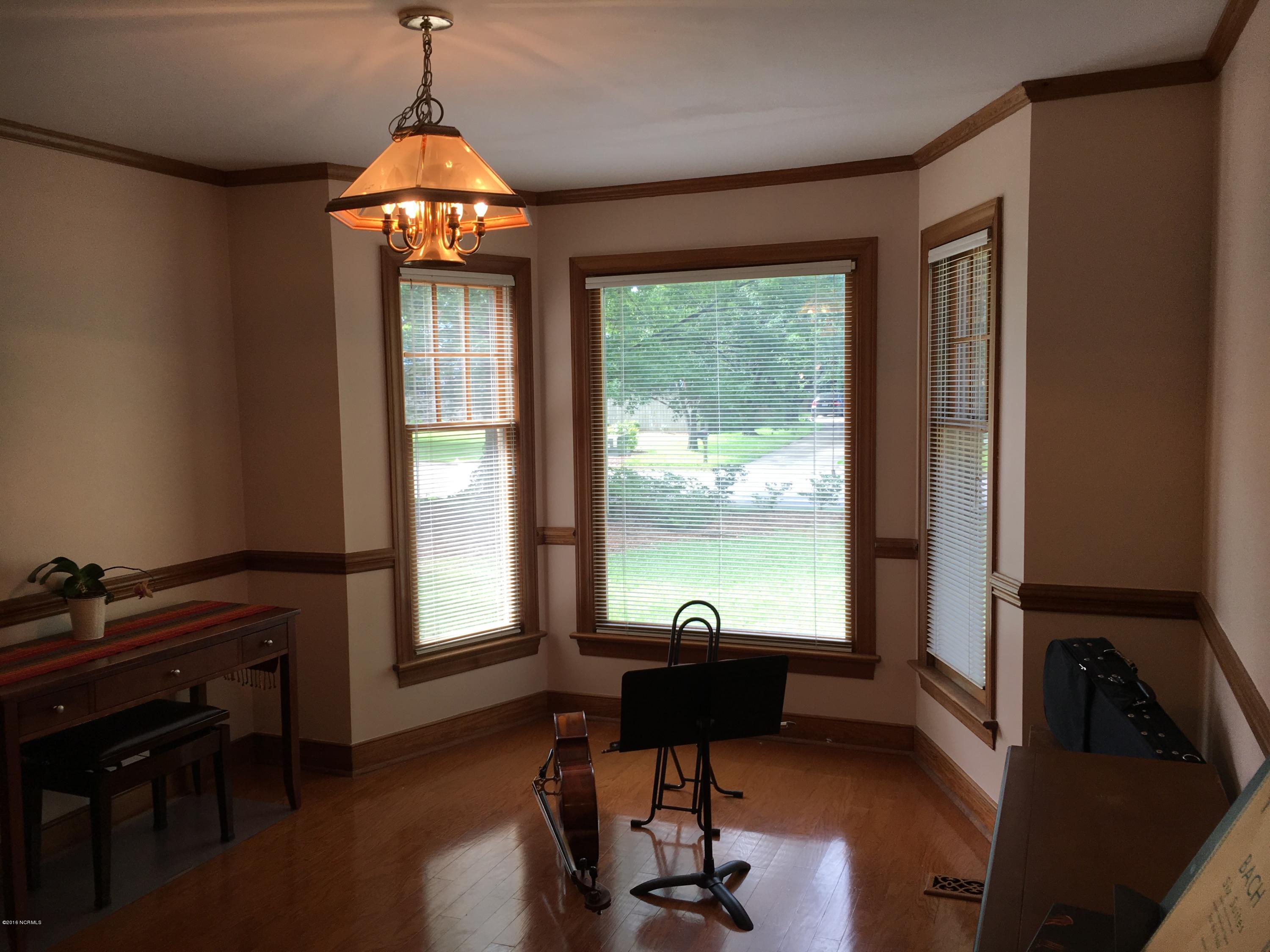 504 Cedarhurst Road Greenville, NC 27834 - Photo 4 of 30 Dining Room