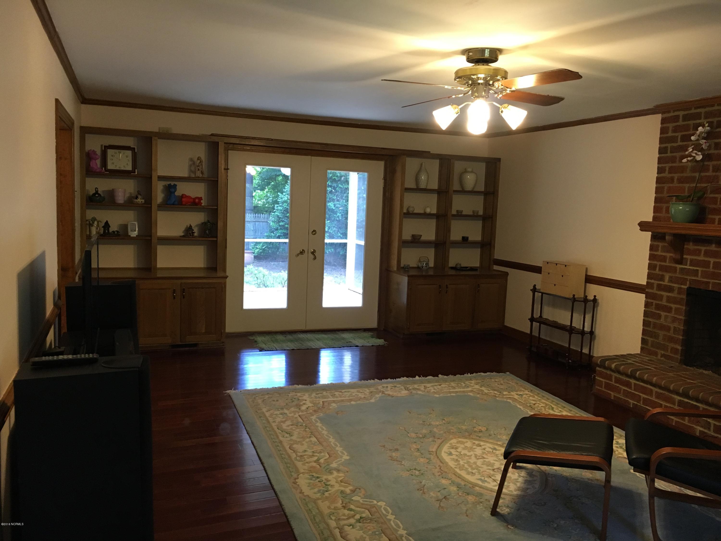 504 Cedarhurst Road Greenville, NC 27834 - Photo 6 of 30 Living Room