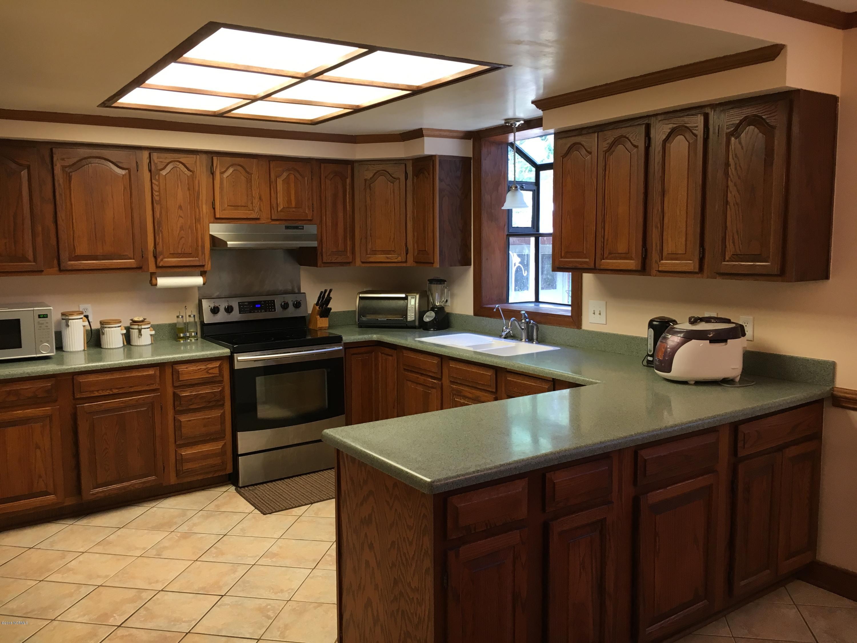 504 Cedarhurst Road Greenville, NC 27834 - Photo 8 of 30 Kitchen