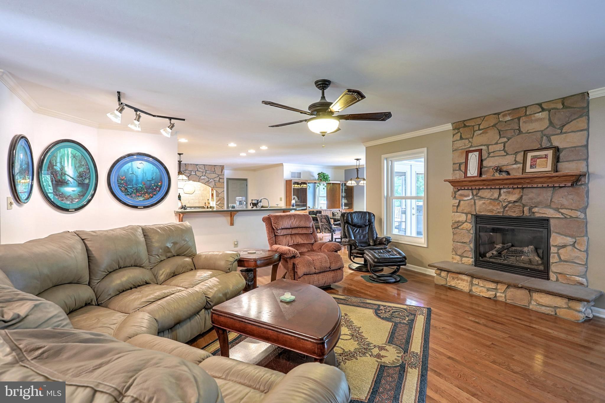 1050 East Butter Road York, PA 17406 - Photo 5 of 45 Living Room
