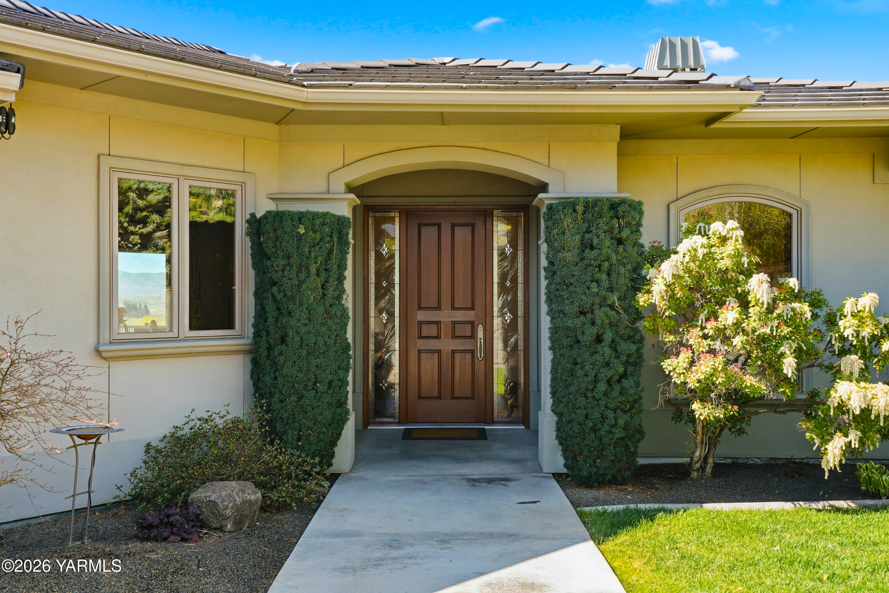 660 Noble Hill Road Yakima, WA 98908 - Photo 5 of 63 a front view of a house with garden