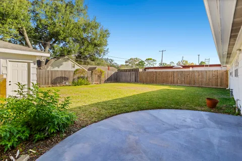 a view of a house with backyard