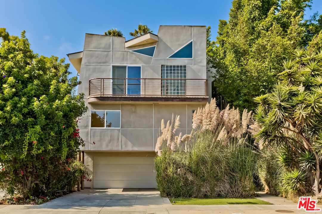 899 Commonwealth Avenue Venice, CA 90291 - Photo 2 of 47 a view of a house with a yard