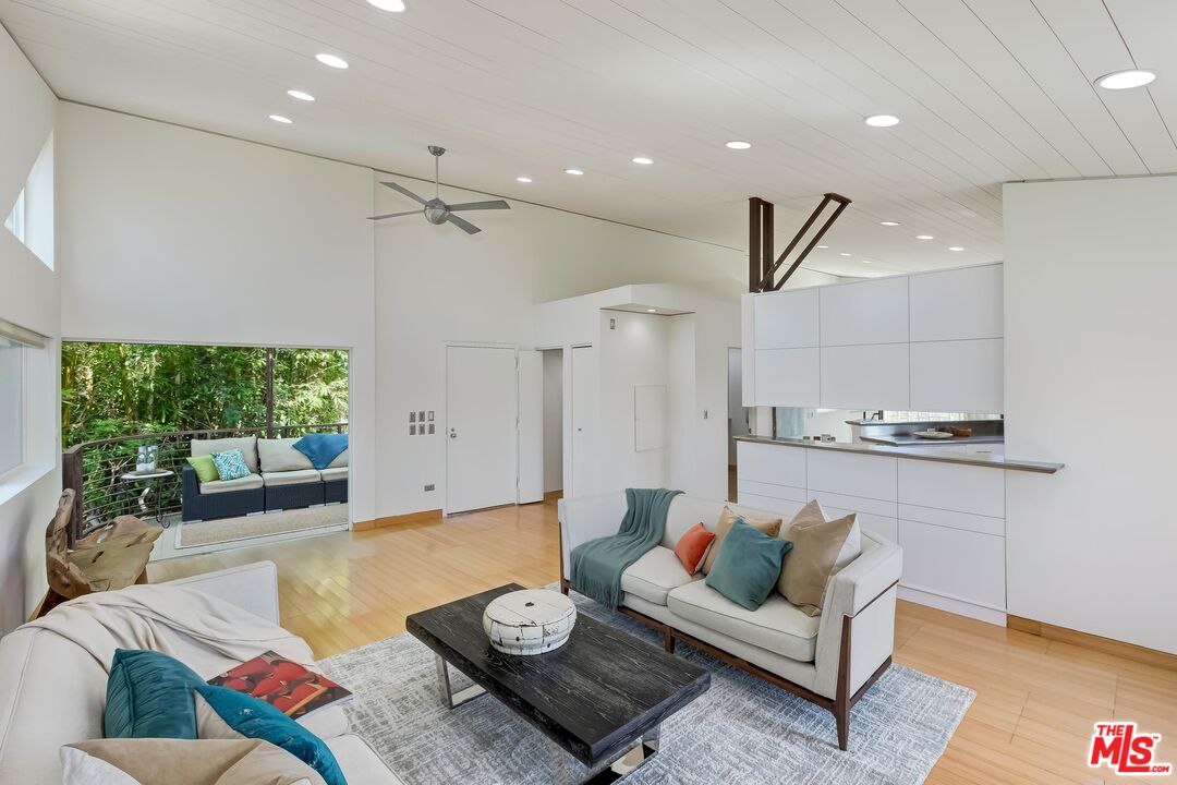 899 Commonwealth Avenue Venice, CA 90291 - Photo 12 of 47 a living room with furniture and a large window