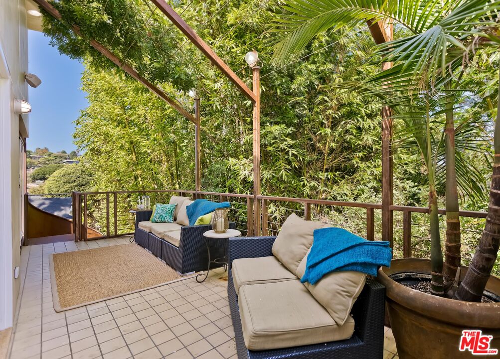 899 Commonwealth Avenue Venice, CA 90291 - Photo 16 of 47 a view of a couches in the patio