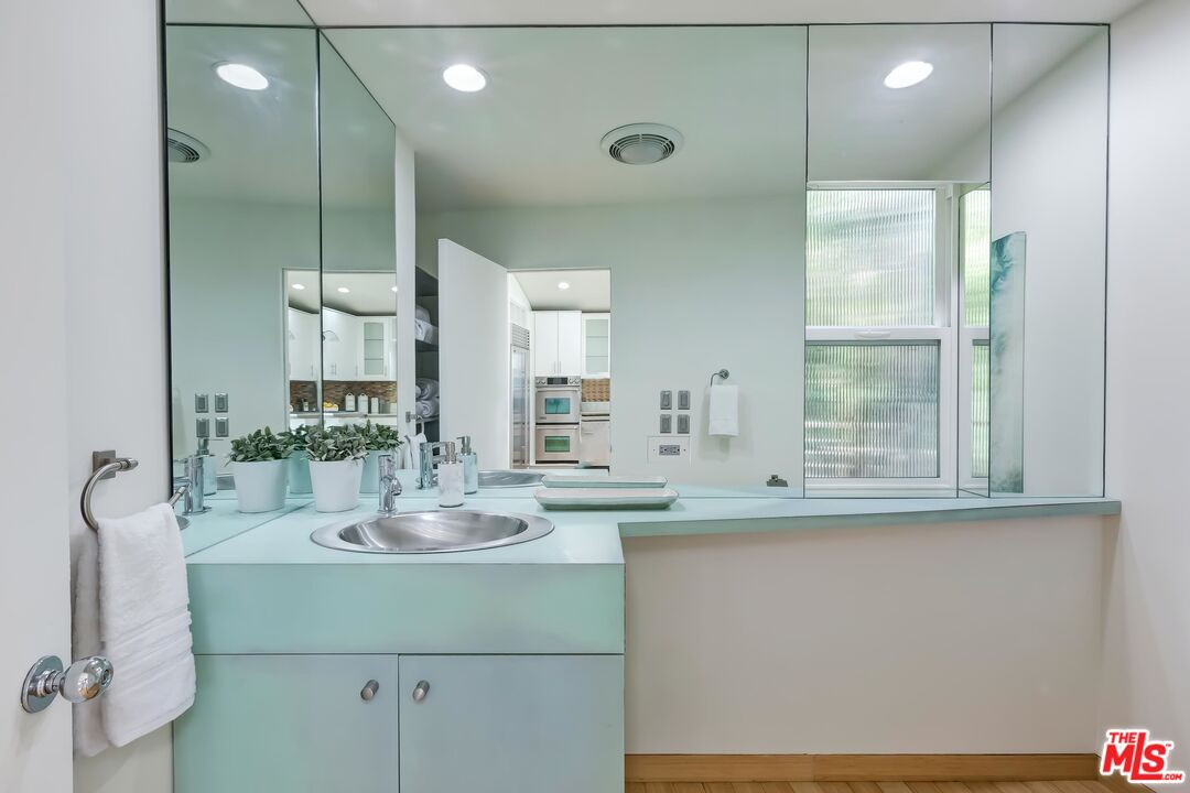 899 Commonwealth Avenue Venice, CA 90291 - Photo 17 of 47 a bathroom with a sink and a mirror